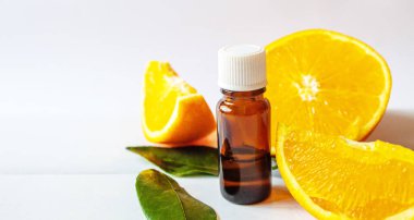 Sarı arka planda turuncu esanslı yağ. Seçici odaklanma. Yemek