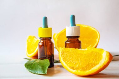 Sarı arka planda turuncu esanslı yağ. Seçici odaklanma. Yemek