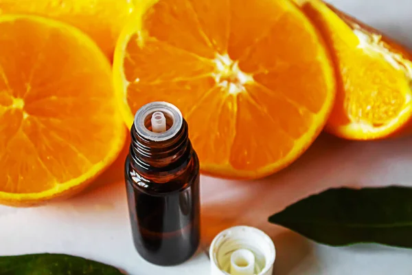 Ätherisches Orangenöl Auf Gelbem Hintergrund Selektiver Fokus Stockfoto