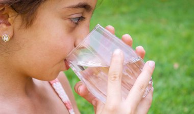 Çocuk su içiyor. Seçici odaklanma. çocuklar