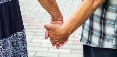 Büyükbabalar el ele tutuşuyor. İnsanlar seçimlere odaklanır