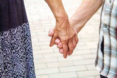 Büyükbabalar el ele tutuşuyor. İnsanlar seçimlere odaklanır