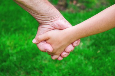 Büyükannesi torununun elini tutuyor. insanlar seçici odaklanma