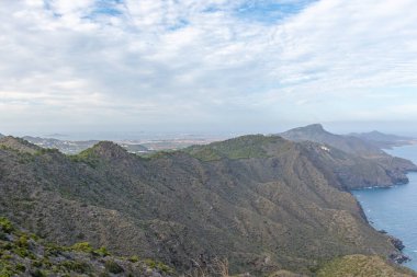 Dağdan denize ve dağlara bak. Portman, Murcia, İspanya