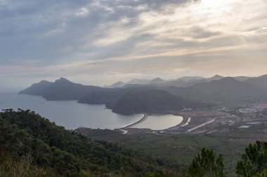 Dağdan denize ve dağlara bak. Portman, Murcia, İspanya