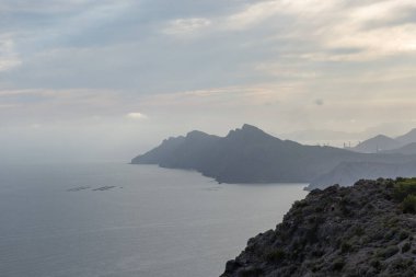 Dağdan denize ve dağlara bak. Portman, Murcia, İspanya