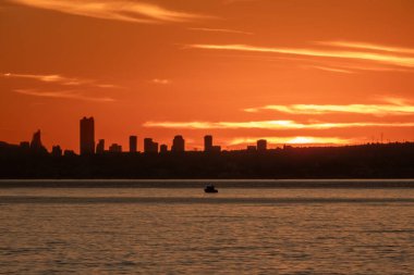 Aralık 'ta gün batımında Benidorm manzaralı. İspanya, Calpe