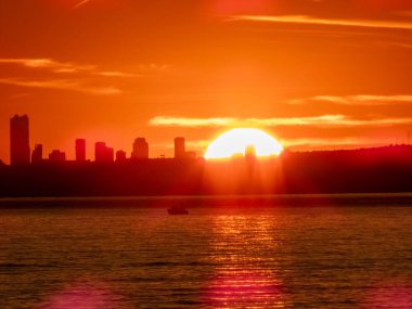 Aralık 'ta gün batımında Benidorm manzaralı. İspanya, Calpe
