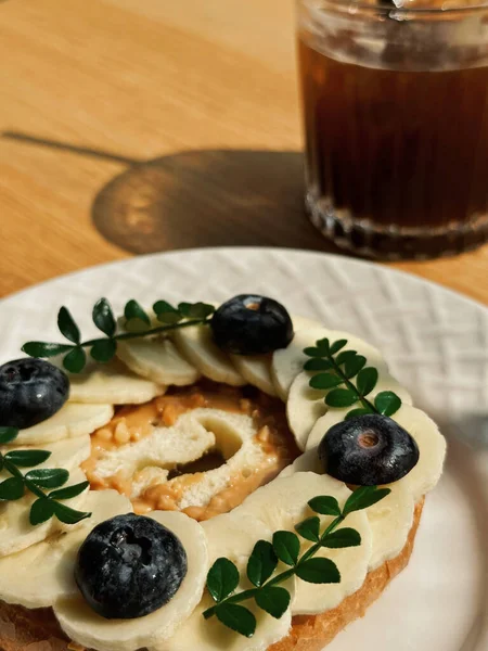 Blueberry Tart Disajikan Dengan Americano Meja Cahaya Kue Kue Lezat — Stok Foto