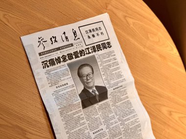 Şangay, Çin - 2 Aralık 2022: Jiang Zemin 'in eski lideri 96 yaşında öldü, gazetede ilk sayfada fotoğrafı yer aldı.