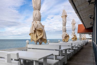 Terk edilmiş bar teras masaları. Kapalı sezon