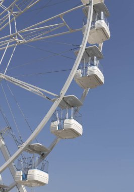 Dönme dolap gökyüzüne karşı