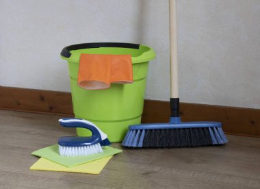 Ahşap zemini temizlemek için temizlik aletleri