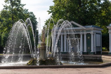 Peterhof çeşmeleri Rusya 'nın en ünlü turistik merkezlerinden biridir.