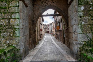 Porte Saint-Jacques 'tan orta caddeye bak. Parthenay, Fransa.