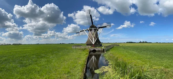 荷兰弗里斯兰Rinsumageast一家冲压机的全景 — 图库照片