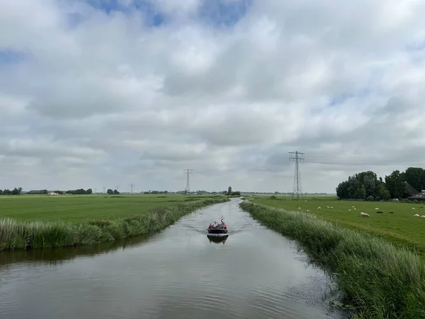 オランダのフリースラントのアクラム周辺の運河のボート — ストック写真
