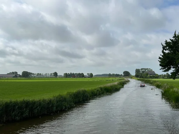 Σκάφος Ένα Κανάλι Γύρω Από Achlum Στη Friesland Της Ολλανδίας — Φωτογραφία Αρχείου