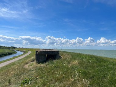 Hollanda, Friesland 'daki Stavoren civarında eski bir sığınağı olan deniz lezbiyeni.