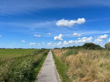 Hollanda Friesland 'da Balk çevresinde bisiklet yolu