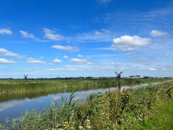Młyny Przy Kanale Wokół Leeuwarden Friesland Holandii — Zdjęcie stockowe