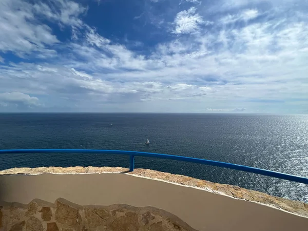 Żaglówka Morzu Widziana Punktu Widokowego Faro Del Albir Hiszpanii — Zdjęcie stockowe