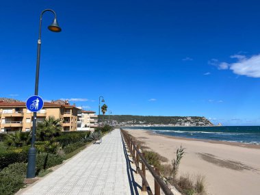 İspanya 'da Costa Brava' da L 'Estartit Bulvarı ve plajı
