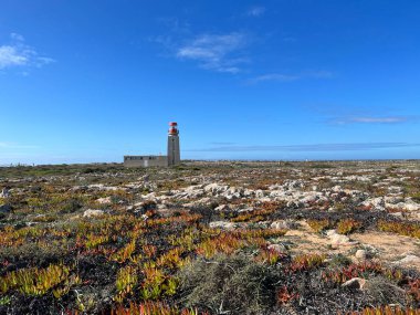 Portekiz 'deki Fortaleza de Sagres' in içindeki deniz feneri.