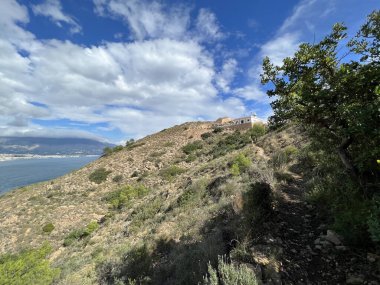 İspanya 'da Faro del Albir' in bakış açısına doğru yürüyüş yolu