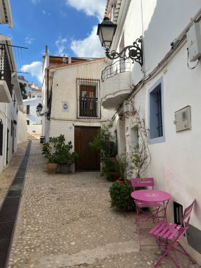 İspanya 'nın eski Altea kasabasında bir sokak.