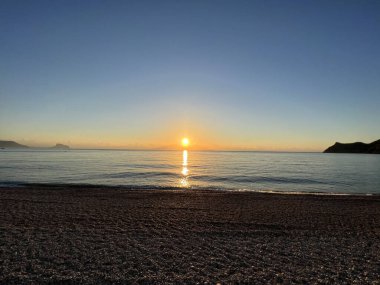 Albir İspanya 'da plajda gün doğumu