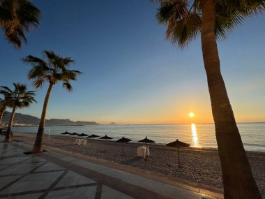 Albir İspanya 'da bulvar ve sahil gündoğumu