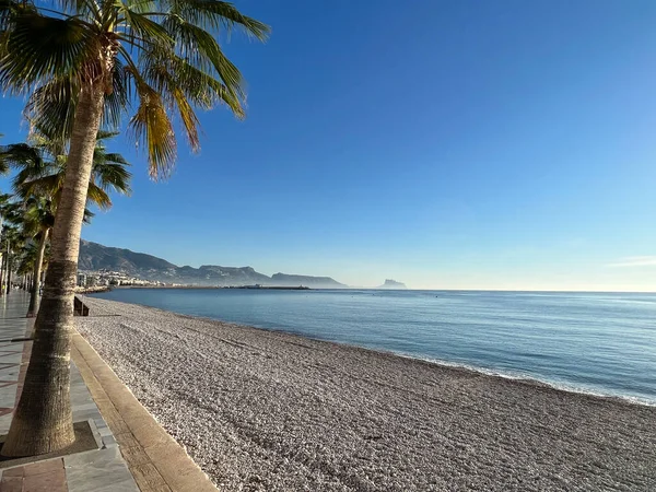 大通りとビーチ Albir Spain — ストック写真