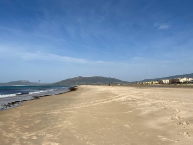 Tarifa kasabası ve İspanya 'daki Los Lances plajı.