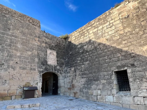 Alicante İspanya 'daki Santa Barbara Kalesi' nin girişi.