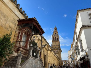 İspanya 'daki Cordoba Katedrali' nin etrafındaki kalabalık