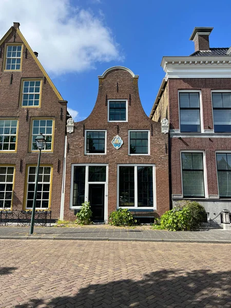 荷兰弗里斯兰哈林根Noorderhaven周围的建筑 — 图库照片