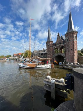 Hollanda, Friesland, Sneek 'teki su birikintisinin önündeki yelkenli.
