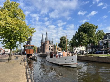 IJlst 'ten feribot Hollanda, Friesland, Sneek' teki su birikintisinden geçiyor.