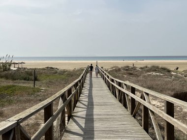 Çift Tarifa, İspanya sahiline doğru yürür.