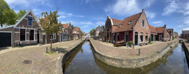 Hollanda, Friesland, Dokkum 'da yaz boyunca bir kanaldan panorama