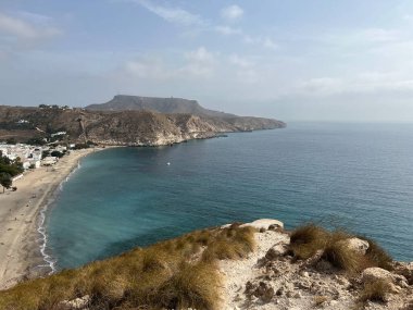 İspanya 'daki Agua Amarga' nın etrafındaki kayalıklarla çevrili dağ sırası