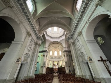 Fransa 'nın Chalon-sur Sane şehrinde bulutlu bir gün