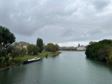 Fransa 'nın Chalon-sur Sane şehrinde bulutlu bir gün