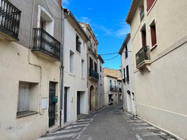 Güney Fransa 'daki eski Loupian şehrinde bir sokak.