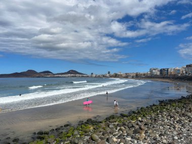 Las Palmas de Gran Kanarya 'daki Playa de Las Canteras sörfçüleri