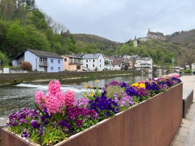 Lüksemburg 'daki Our Nehri' nde Vianden