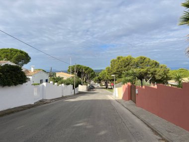 Parc Natural del Montgr 'dan Katalunya İspanya' daki L Escala 'ya giden yol.