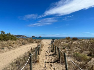 İspanya 'da Costa Brava' daki L 'Estartit plajına giden yol