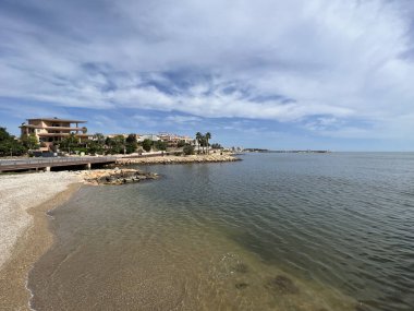 İspanya 'daki L' Ampolla kasabasının etrafındaki sahil.